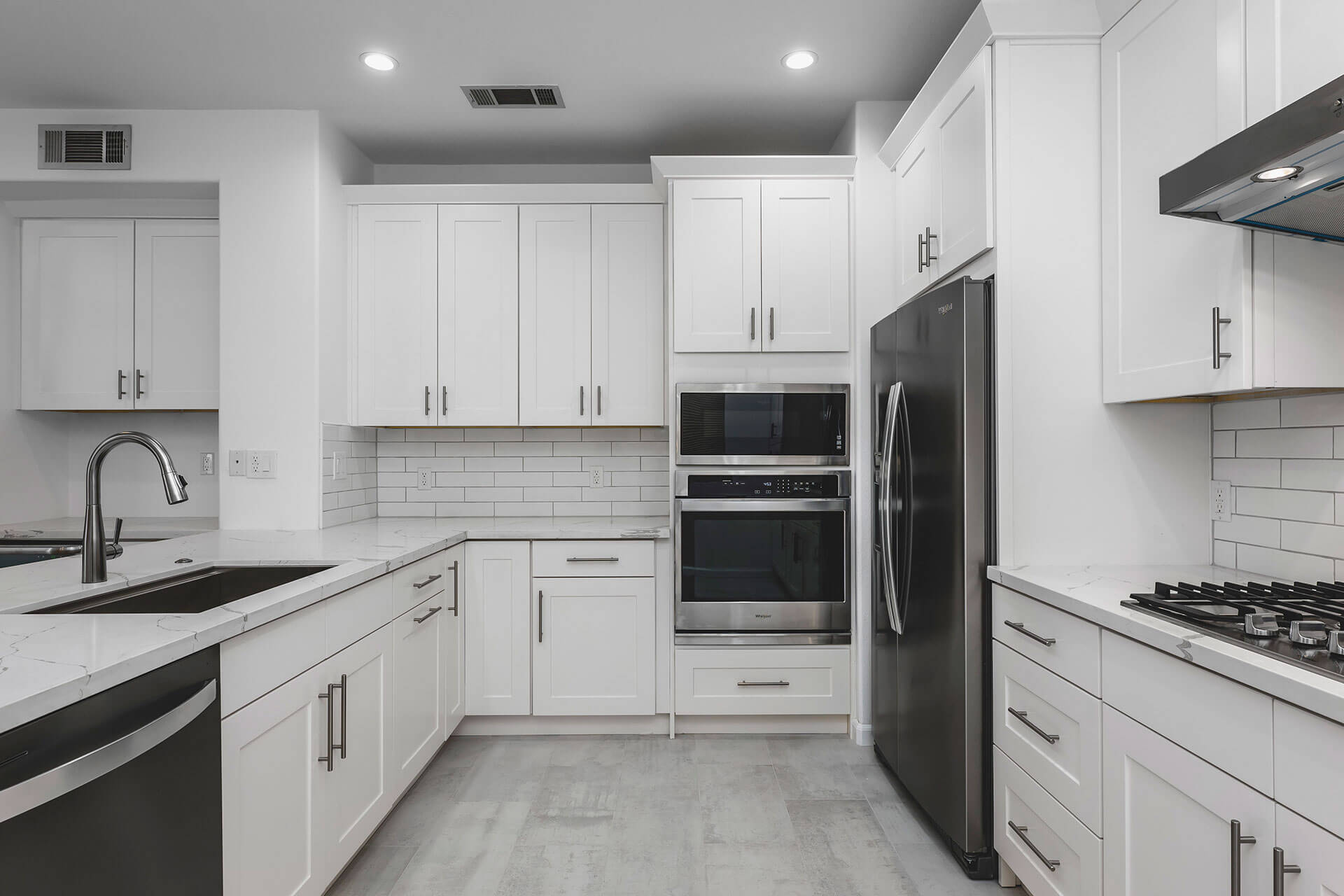 Remodelação de cozinha moderna com eletrodomésticos de instalação livre