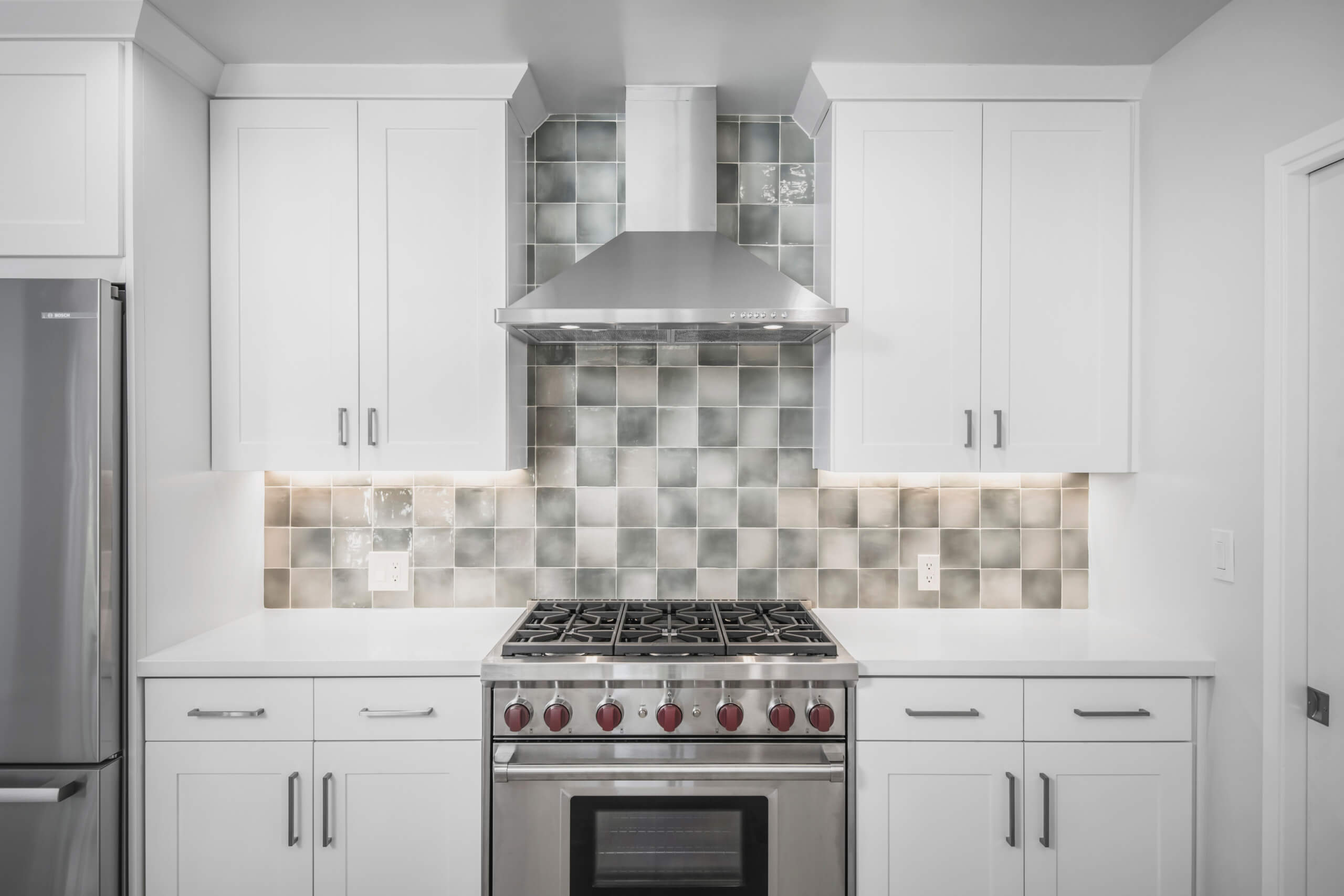 Remodelação de cozinha com parede com cerâmicos verdes
