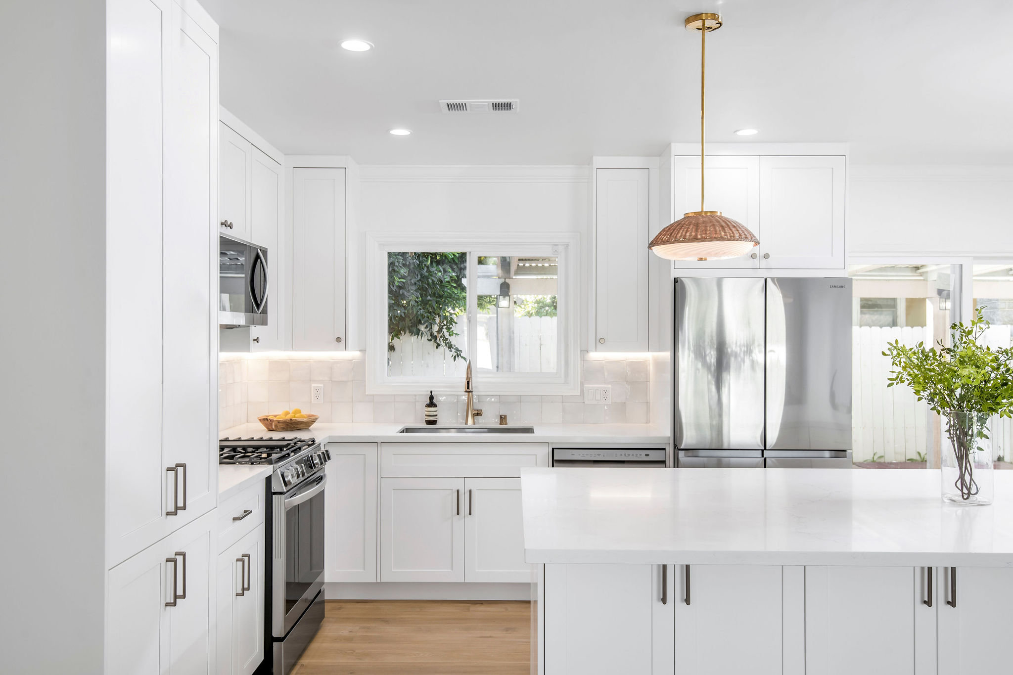 Remodelação de cozinha com ilha com tampo em silestone branco Zeus.