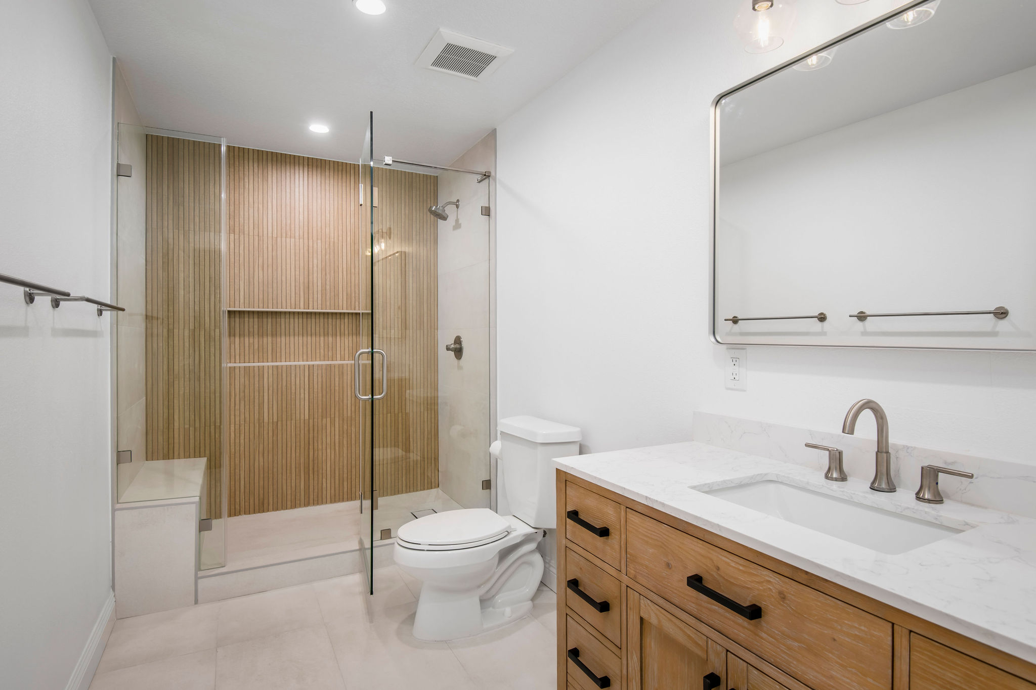 Remodelação de casas de banho com painel em compósito na zona de duche.