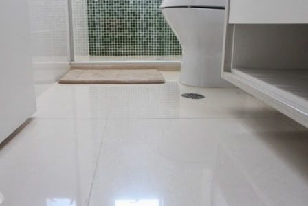 Aplicação de pavimento cerâmico em casa de banho.