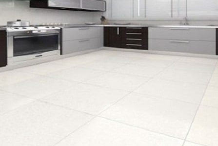 Aplicação de pavimento cerâmico em cozinha.
