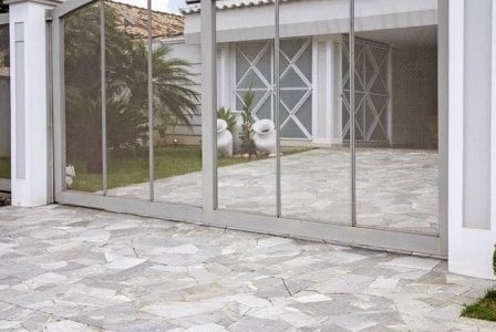 Aplicação de pavimento de pedra em exteriores.