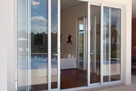 Caixilharia porta em vidro e PVC Caixilharia: porta em PVC.