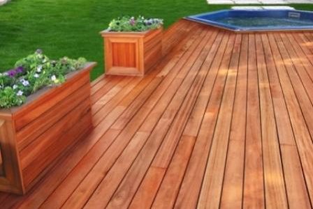 Deck de madeira.