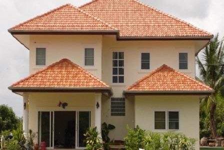 Construção de moradia com telhado tradicional.