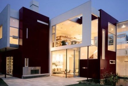 Construção de moradia moderna com fachada em vidro.