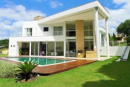 Construção de moradia moderna com pilares cilíndricos.