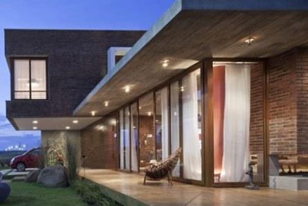 Construção de moradia moderna mas com utilização de motivos rústicos.