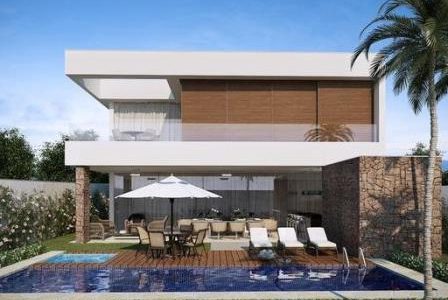 Construção de moradia de luxo com piscina e deck de madeira.