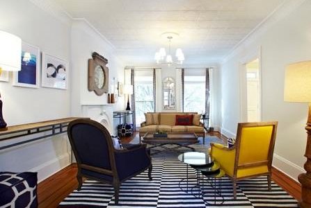 Decoração de sala de estar com tapete listrado.