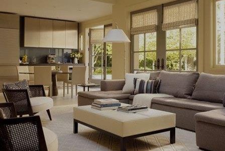 Decoração de sala de estar com boa iluminação natural.