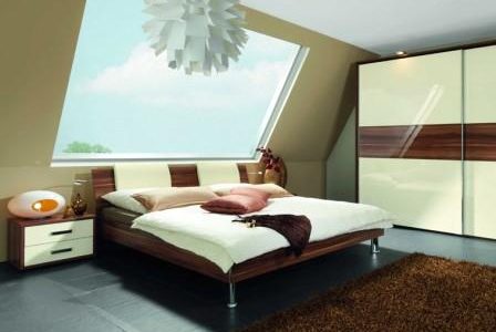 Decoração de quarto com parede em vidro.