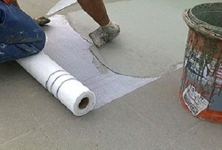 Infiltrações em terraços – Tela líquida de impermeabilização com aplicação de rede polivinílica.