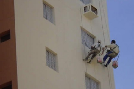 Pintura de fachadas Pintando a fachada de edifício.