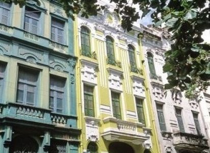 Pintura de fachadas azul, amarelo e branco Pintura de fachada de edifício.