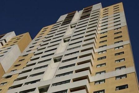 Pintura de fachadas edifício amarelo e branco Pintura de fachada de edifício.