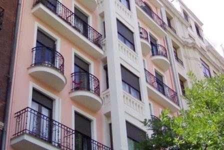 Pintura de fachadas edifício com alpendres parede branca e rosa Pintura de fachada de edifício com alpendres.
