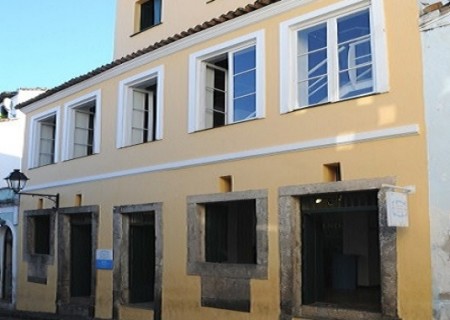 Pintura de fachadas edifício em amarelo Pintura de fachada de edifício.