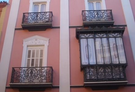 Pintura de fachadas janelas branca parede rosa Pintura de fachada de edifício.