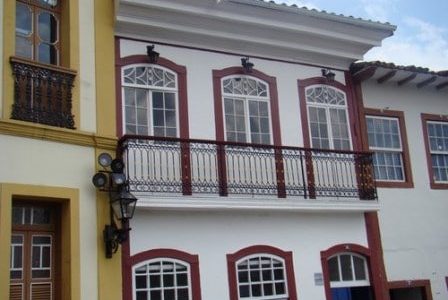 Pintura de fachadas prédio branco e vermelho Pintura de fachada de edifício.