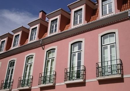 Pintura de fachadas varandas com paredes rosa Pintura de fachada de edifício.