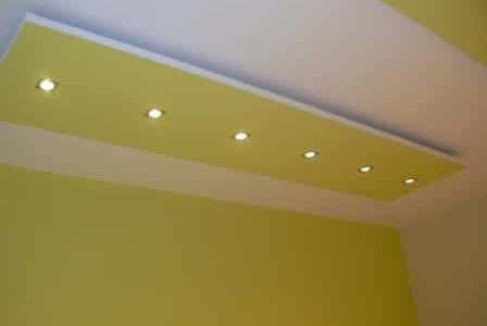 Pintura de teto falso e paredes verde.