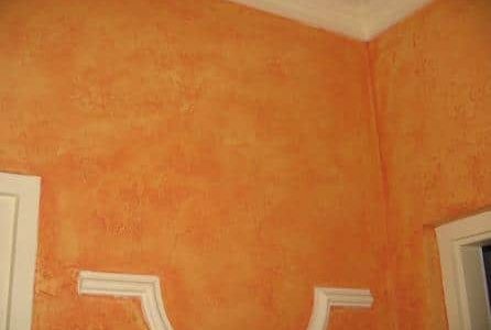 Pintura de sala de estar com parede esfumaçada cor de laranja.