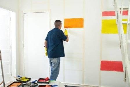 Pintura colorida em quarto de criança.
