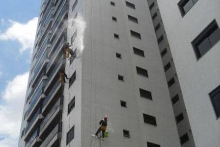 Pintura de fachadas de edifício pintada por tres Pintando fachada de edifício.
