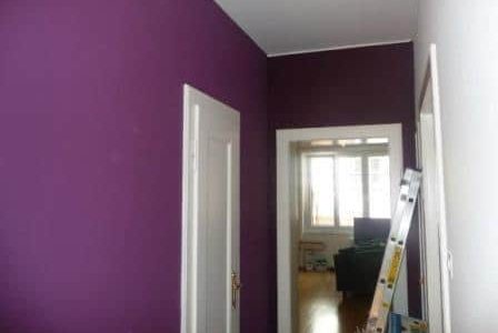 Pintura de corredor com paredes roxa.