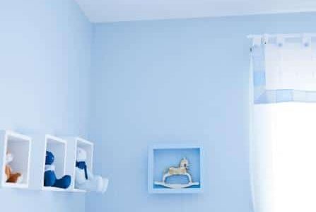 Pintura de quarto para bebé com paredes azul.