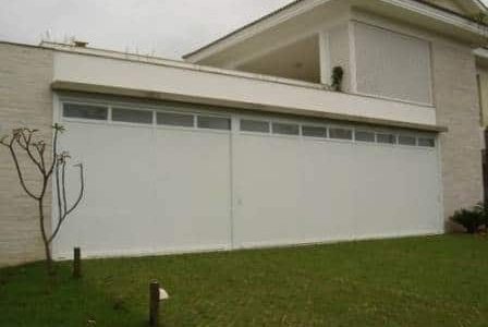 Portão branco em serralharia.