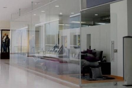 Remodelação de loja em centro comercial com alteração de vitrine para vidro laminado.