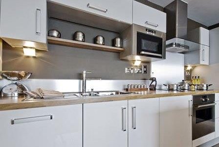 Remodelação de cozinha com móveis revestidos em melamina.