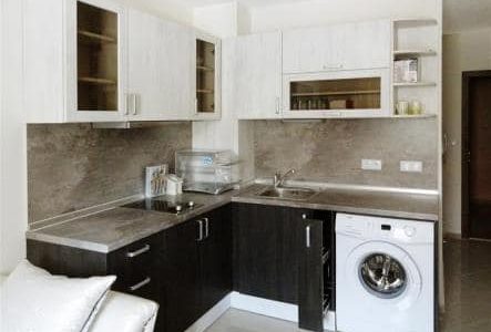 Remodelações de cozinha pequena com maquina de lavar Cozinha pequena com tampo e roda-tampo em mármore.