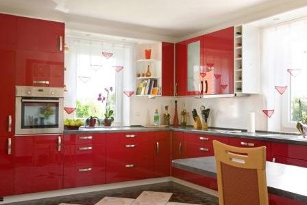 Remodelação de cozinha com móveis termolaminados.