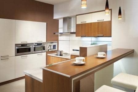 Remodelação de cozinha com móveis revestidos em melamina.