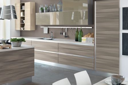 Remodelação de cozinha com móveis revestidos em melamina.