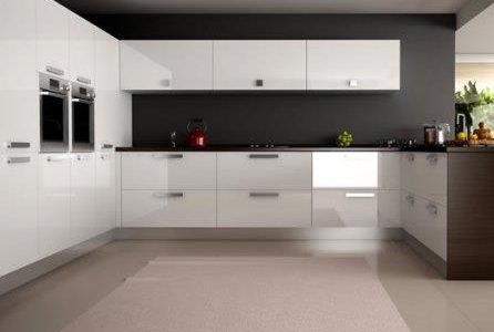 Remodelação de cozinha com móveis lacados alto brilho.