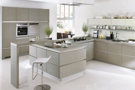 Remodelação de cozinha com móveis revestidos em melamina.