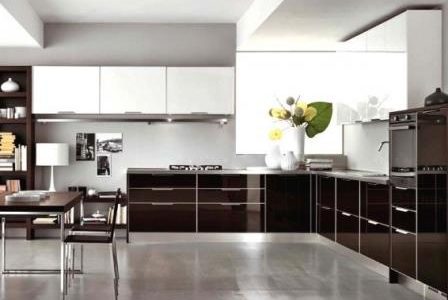 Remodelação de cozinha com móveis termolaminados.