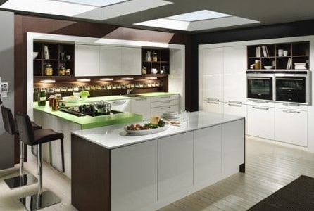Remodelação de cozinha com móveis lacados.