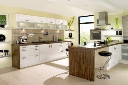 Remodelação de cozinha com móveis revestidos em melamina e termolaminados.