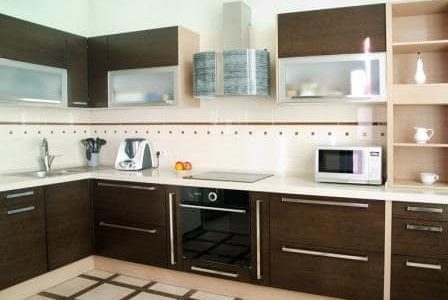 Remodelação de cozinha com móveis revestidos em melamina.