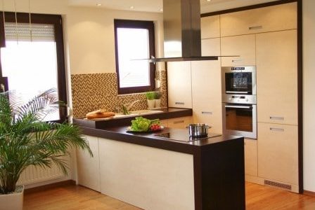 Remodelação de cozinha com móveis revestidos em melamina.