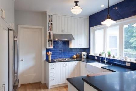 Remodelações de cozinhas pequenas parede azul Remodelação de cozinha pequena com parede em azulejo azul.
