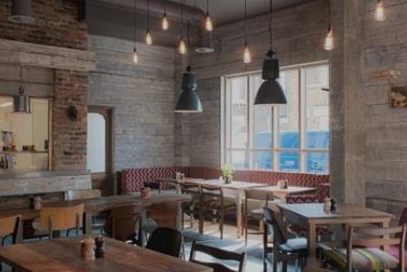 Remodelação de restaurante com parede forrada em madeira.
