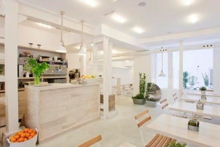 Remodelação de café com boa iluminação natural.