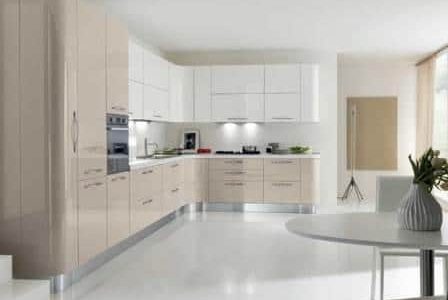 Remodelação de cozinha com móveis termolaminados.